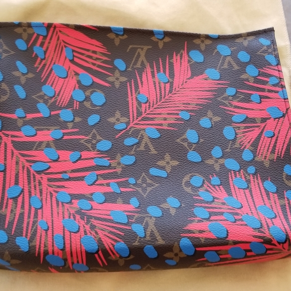 🎉SALE🎉Louis Vuitton 26 pouch - Picture 9 of 14